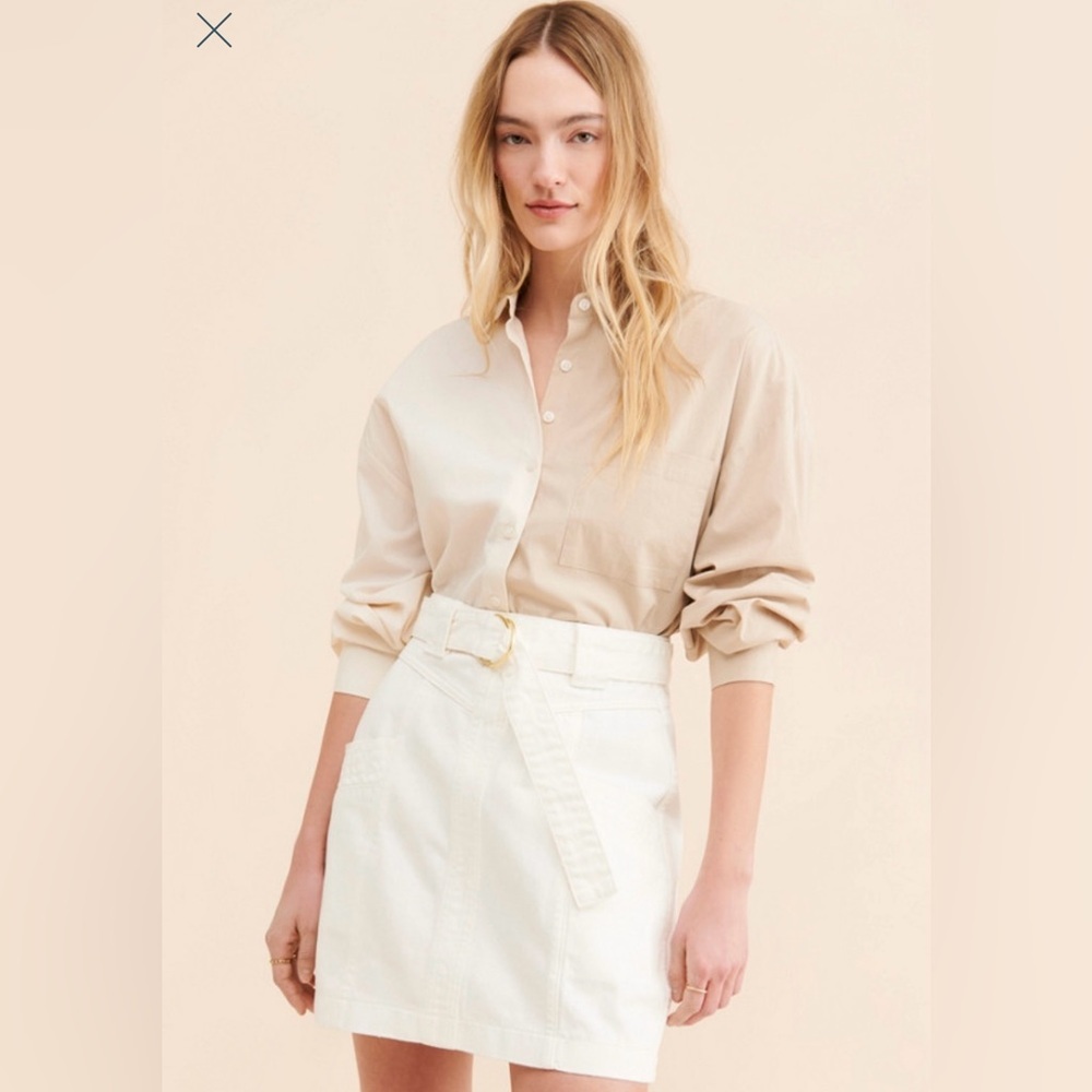 White denim skirt belted with gold hardware sz 30